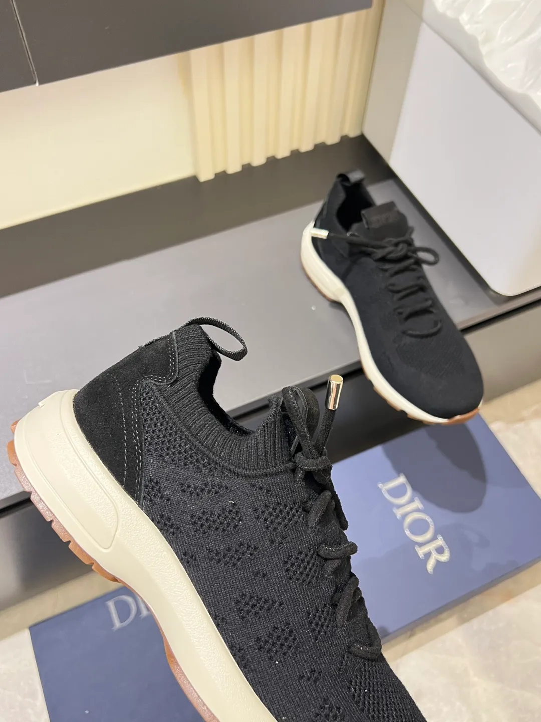p380 Dior B80 sneakers are a new product of Dior men's series, focusing on comfort and fashion. The upper is made of breathable mesh + fabric splicing, which is lightweight and fits the shape of the foot, making it super comfortable for daily wear. The sole is made of rubber, which has great grip and wear resistance, and is suitable for commuting or light sports. The overall style is simple, the gray tone is versatile, and the shoelaces are adjustable for a more stable fit. Designed by Kim Jones, it is both practical and trendy. It is one of the new hot items in early spring①. size: 38-45 (45 customized)
